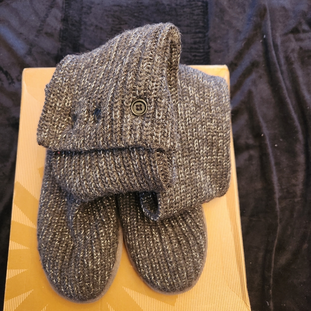 Ugg classic carry size 7